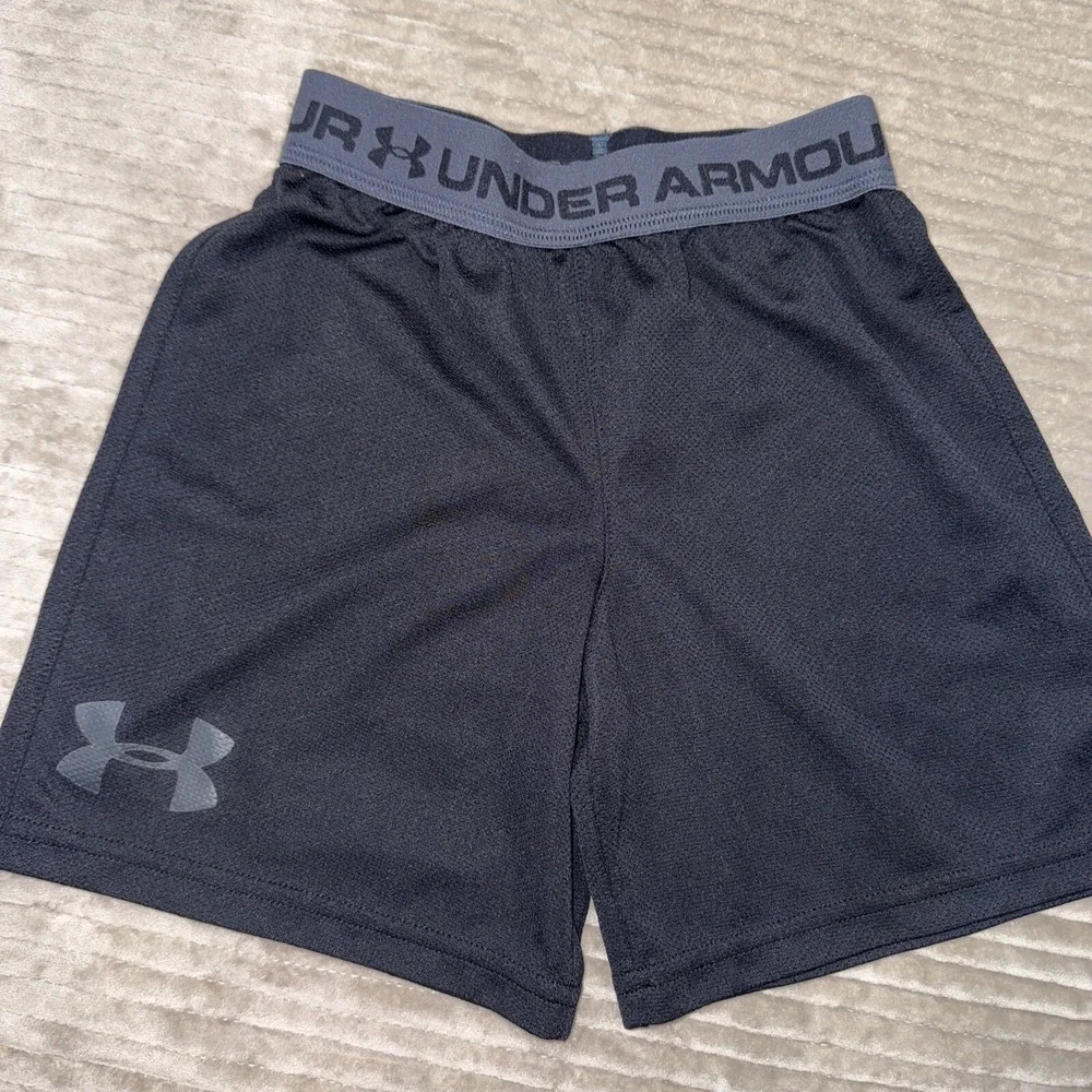 Under Armour Boys Athletic Shorts Size‎ YXS Youth Gray Black Basketball Heatgear